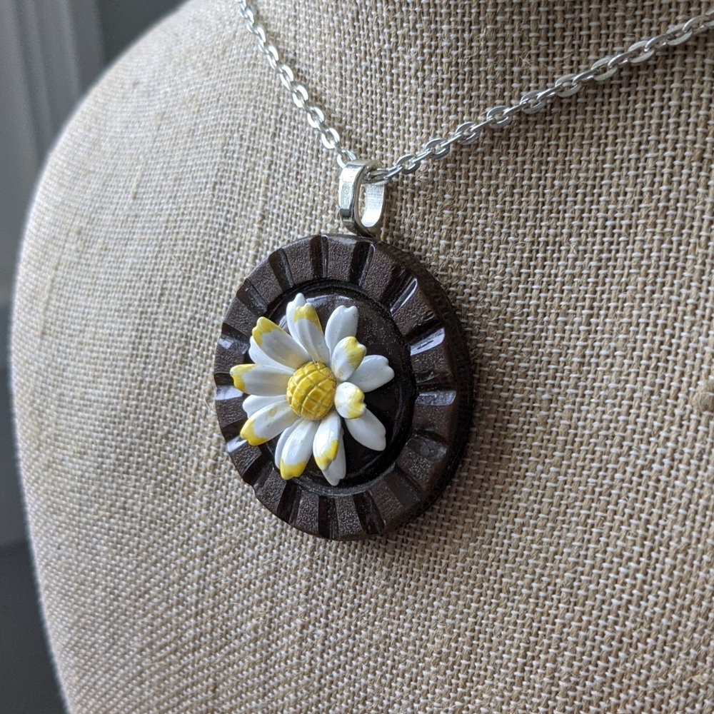 WHIMSY HOUSE I NWT Upcycled Retro Daisy Vintage Findings Button Necklace - Picture 4 of 9
